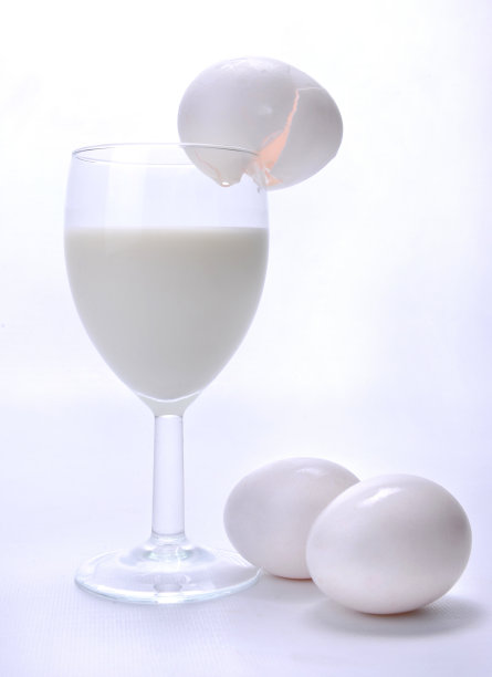 牛奶和鸡蛋在一个葡萄酒杯图片下载
