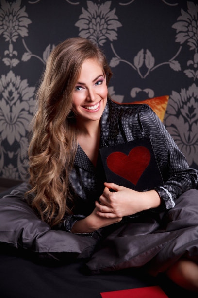 快乐的女人拿着一张爱的卡片图片下载