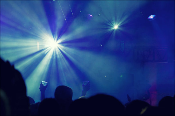 舞台灯光前的欢呼人群-复古照片图片下载
