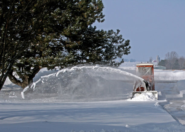 花园拖拉机上的双级吹雪机图片下载