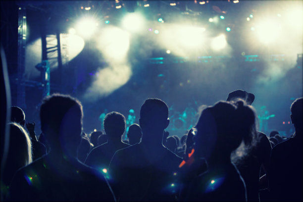 舞台灯光前欢呼的人群-复古照片图片下载