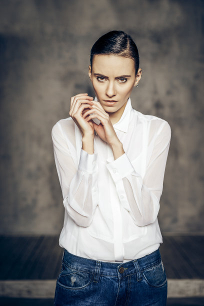 美丽的年轻女子在彩色背景上摆姿势图片下载