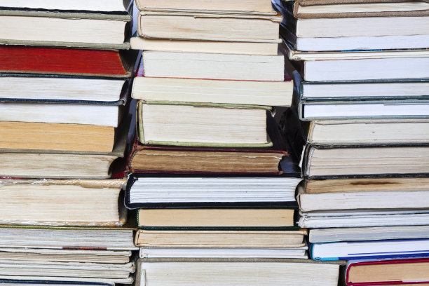 近距离堆放的二手书图片下载