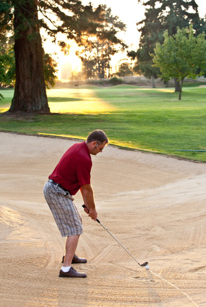 沙滩上的高尔夫球手图片下载