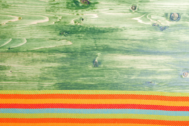 餐巾纸的底部在绿色的黑板上留出文字的空间图片下载