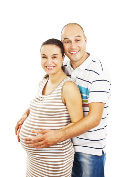 年轻快乐的孕妇夫妇图片下载
