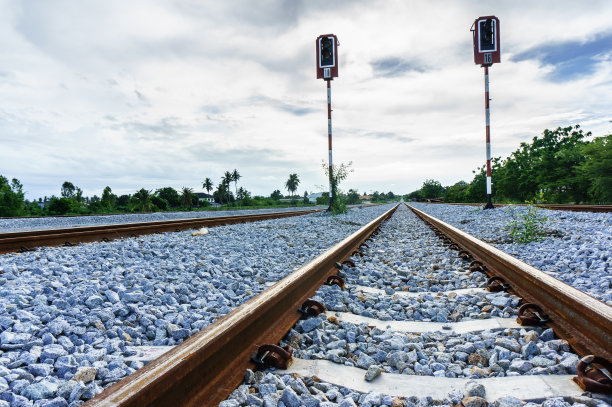 钢轨支撑，混凝土枕木散落图片下载