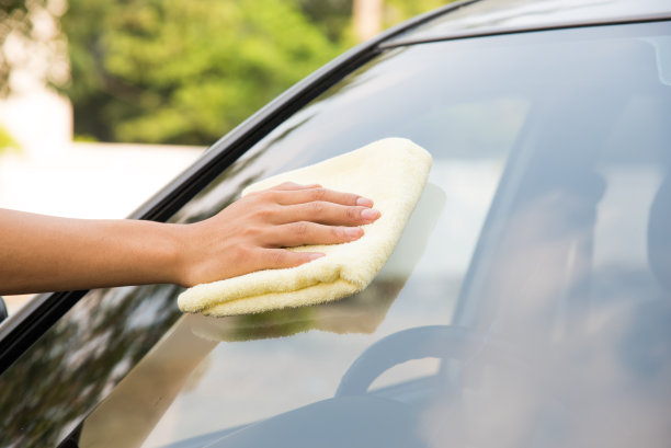 用手擦拭清洁汽车玻璃正面图片下载