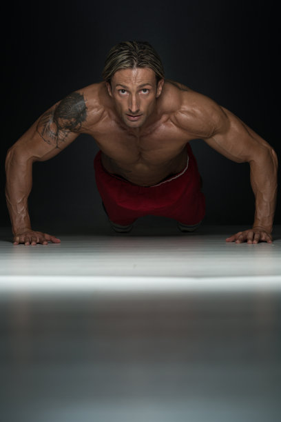 俯卧撑上位置图片下载