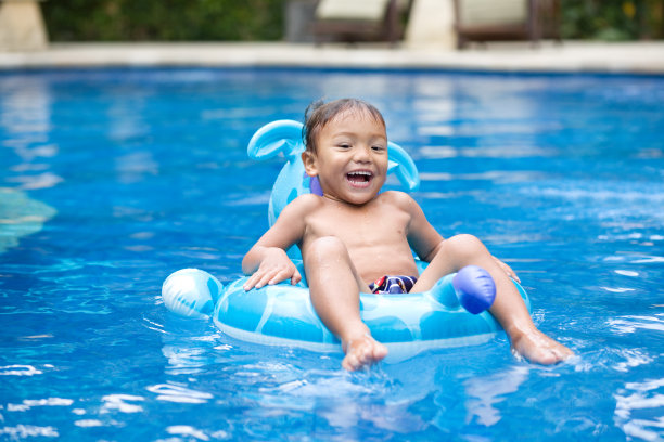 儿童在游泳池游泳图片下载