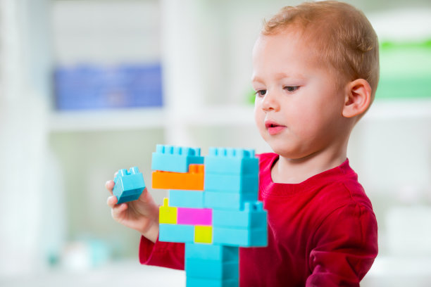 小男孩在玩图片下载