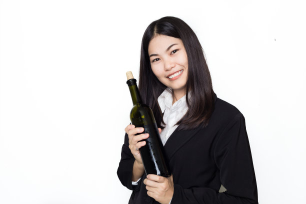 美丽微笑的女人有一瓶红酒的肖像图片下载