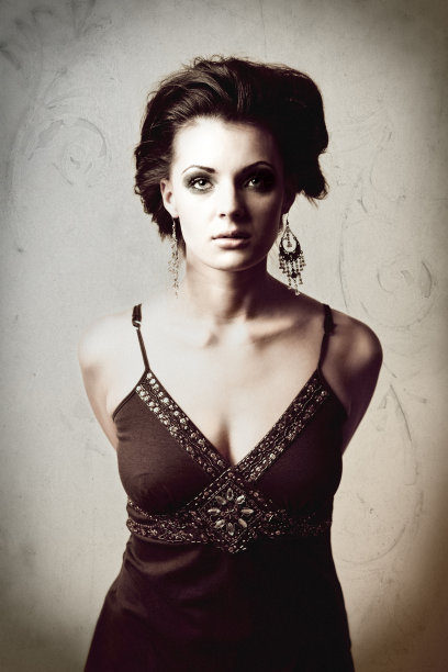 美丽年轻的黑发女人图片下载