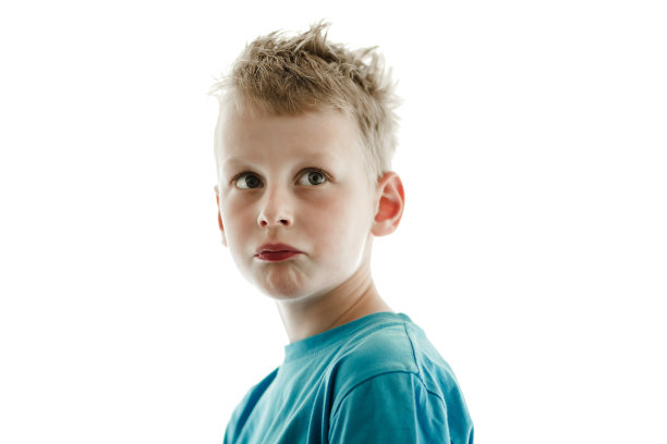 小男孩看起来很困惑图片下载