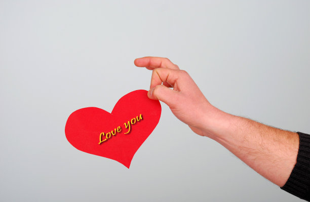 男人手里握着爱你的卡片图片下载