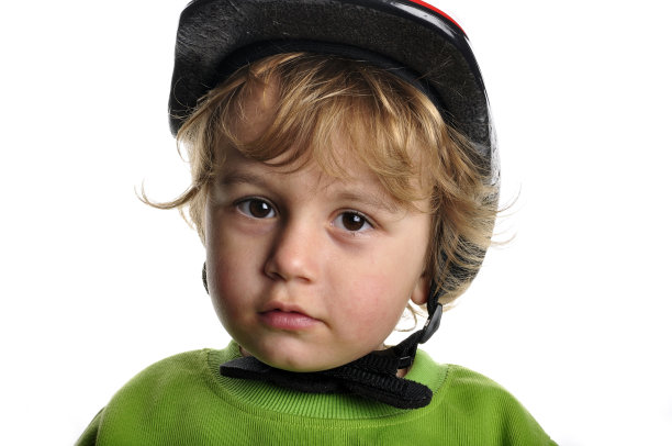 头上戴着运动头盔的小男孩图片下载