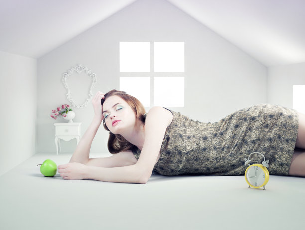 白色玩具屋里的女人图片下载