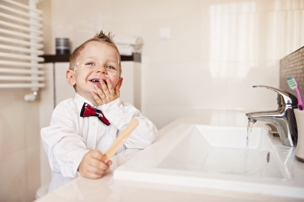 用木制剃须刀刮胡子很有趣。图片下载