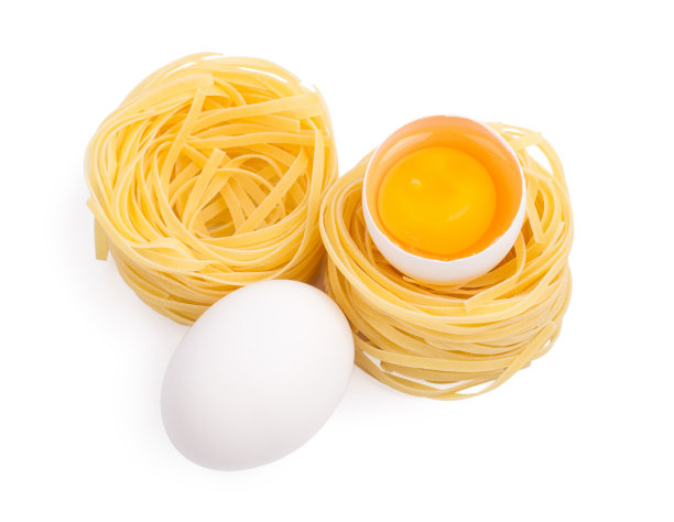 鸡蛋和面糊分开放在白色的意大利面上图片下载