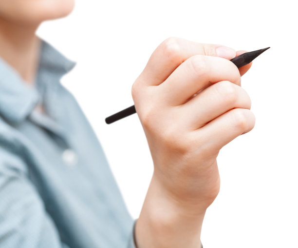 女孩用铅笔在白色上作画图片下载