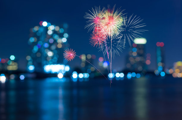 多色烟花与曼谷城市景观模糊照片散焦图片下载