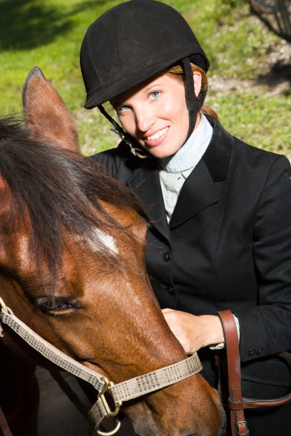 女子马术运动员正在为比赛做准备图片下载