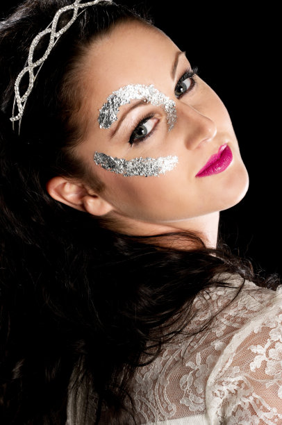 幸福的新娘在金属化的特写。图片下载