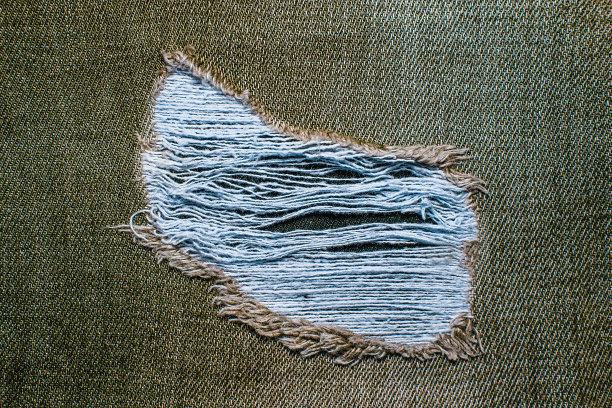 牛仔布与旧破牛仔裤的时尚设计图片下载