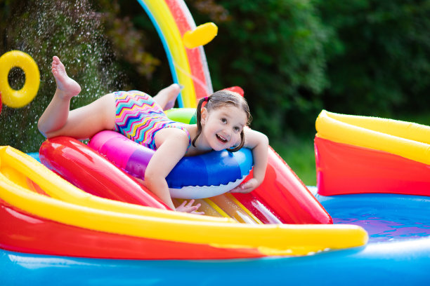 可爱的小女孩在花园游泳池里图片下载