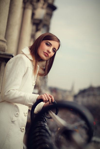 站在阳台上的年轻女子图片下载