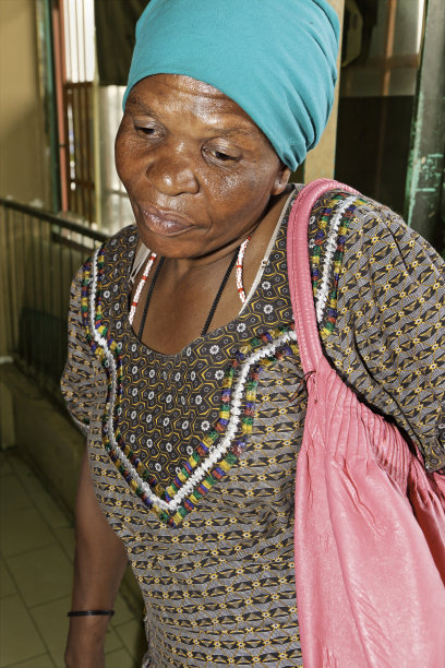 一位非洲女士谦逊地走进酒吧图片下载