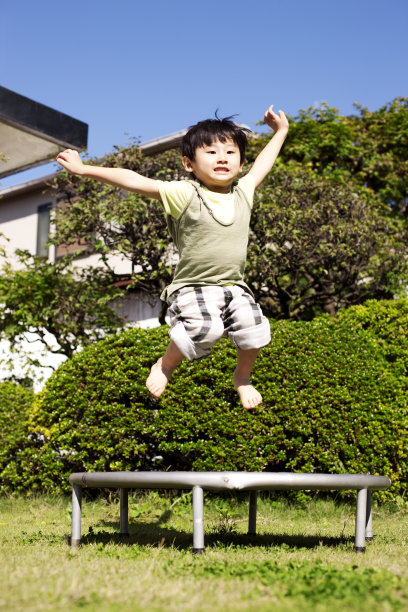 孩子在蹦床上图片下载