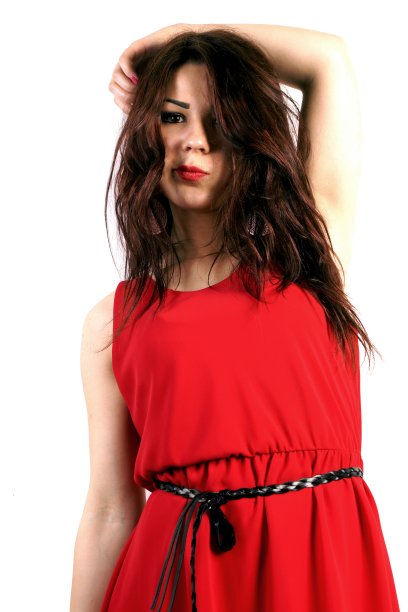 一个白底的年轻女士在摄影棚里的照片图片下载