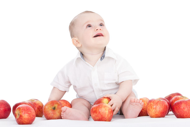 可爱的小男孩和苹果图片下载