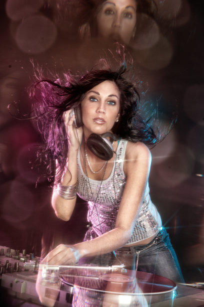 女DJ播放音乐和跳舞图片下载