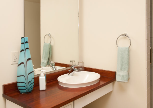 现代浴室一半图片下载