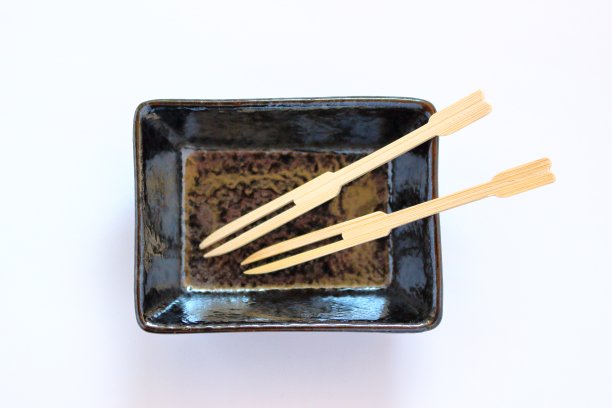 黑色陶瓷和两把日本竹叉图片下载