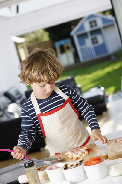 准备披萨的白人小男孩图片下载