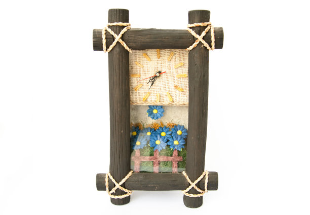 木头时钟在白色的背景图片下载