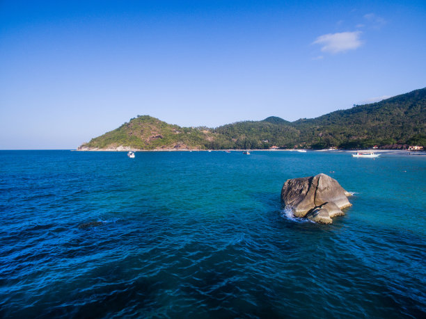 鸟瞰图的海滩与船只图片下载