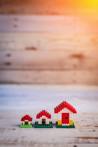 房子概念迷你玩具房子在白色木制上图片下载