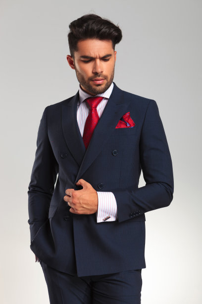 傲慢的年轻商人望向一边图片下载