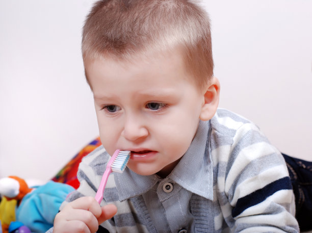 带牙刷的男孩肖像图片下载