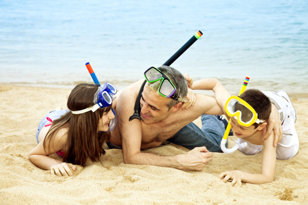 海滩上的一家人图片下载