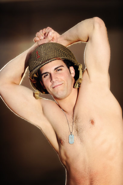 微笑赤膊士兵戴着二战头盔图片下载