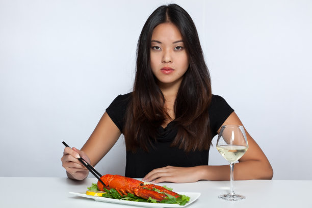 亚洲女子吃龙虾图片下载