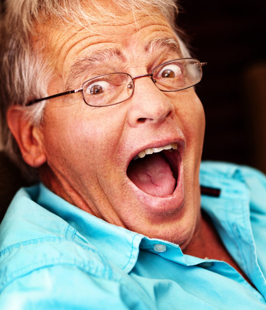 睁大眼睛，张大嘴巴的成熟男人是震惊还是欣喜图片下载