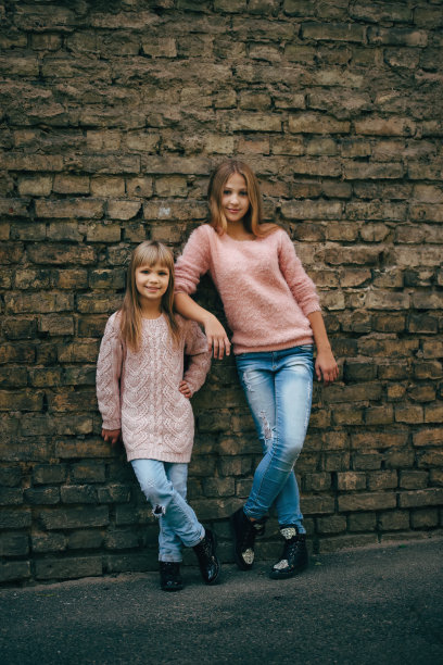 街上有两个漂亮的女孩图片下载