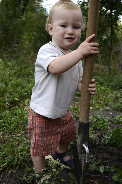 拿着铲子的孩子图片下载
