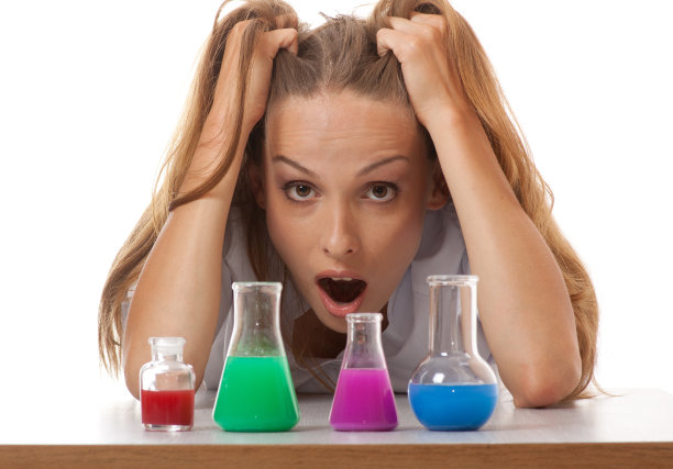 女化学家和烧瓶里的化学品图片下载